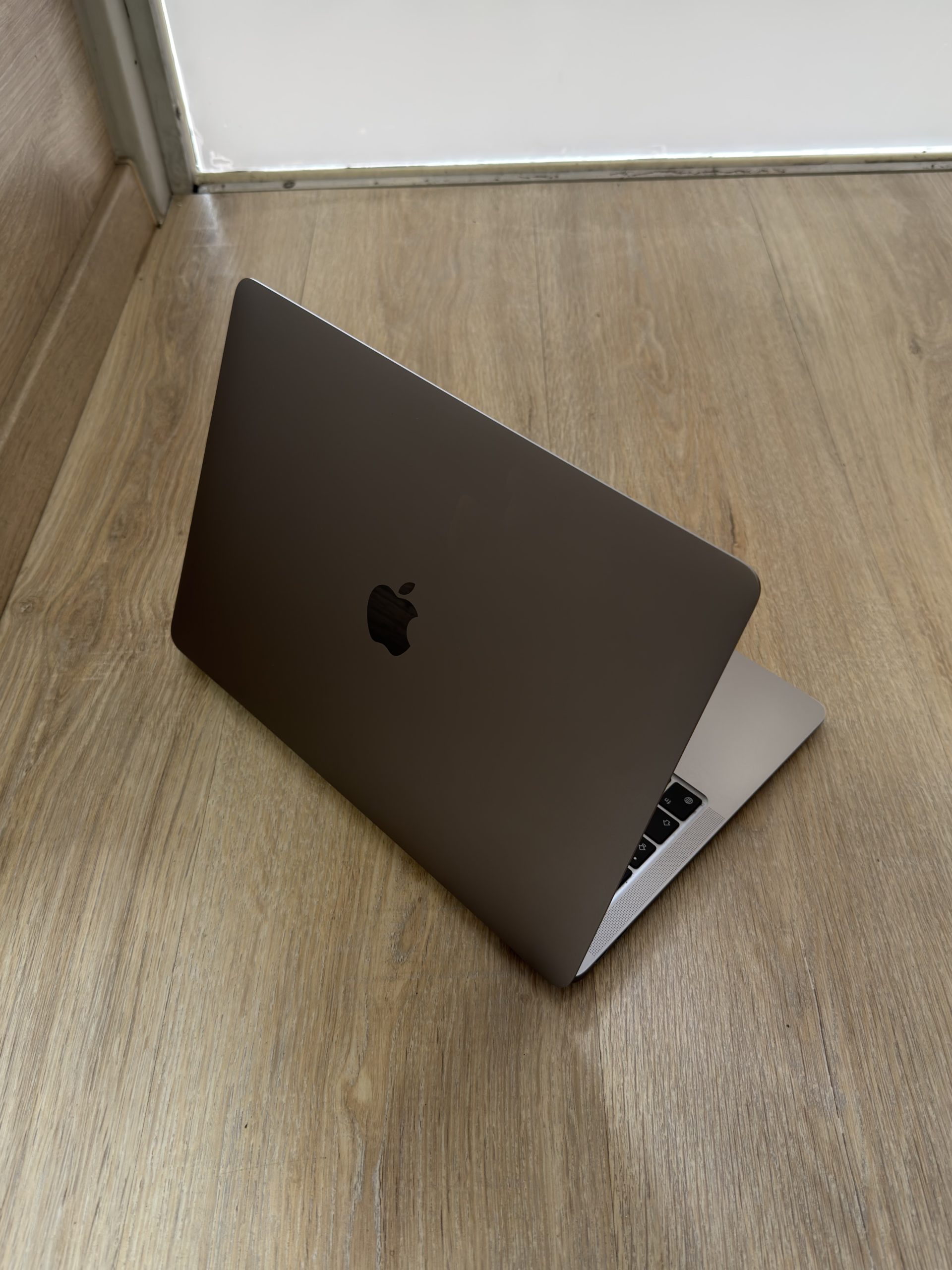 Apple MacBook Air 13" (2020) M1 Chip Space Gray Használt