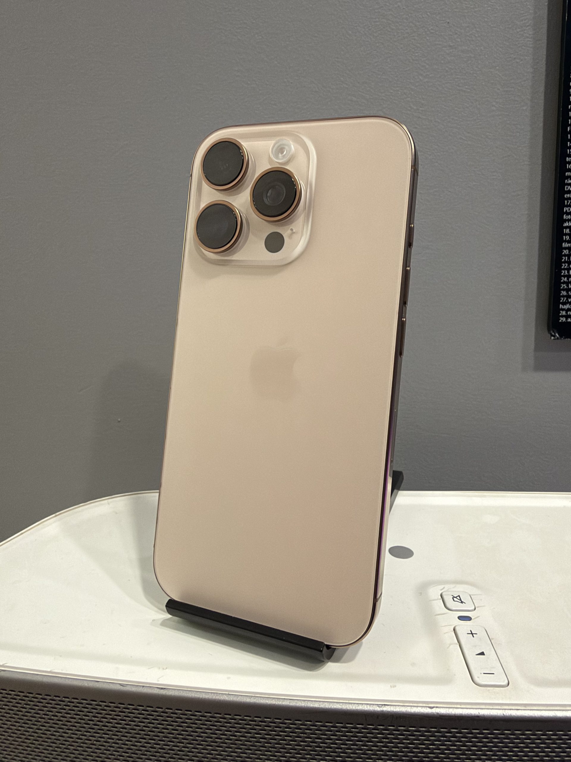 Apple iPhone 16 Pro 128GB Desert Titanium Használt Kártyafüggetlen